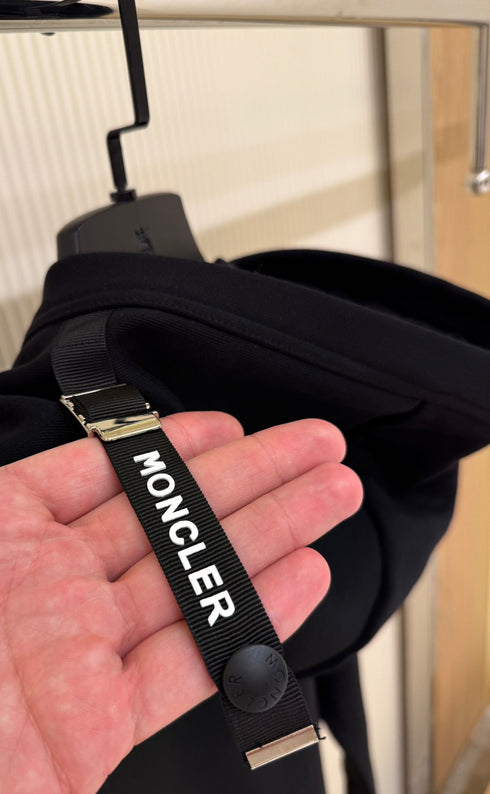 MONCLER - Moncler Sweat Noir à Capuche Réglable en Coton - Hanorio