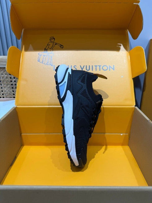 LOUIS V. - Sneaker LV Runner Tatic Black/white - Hanorio