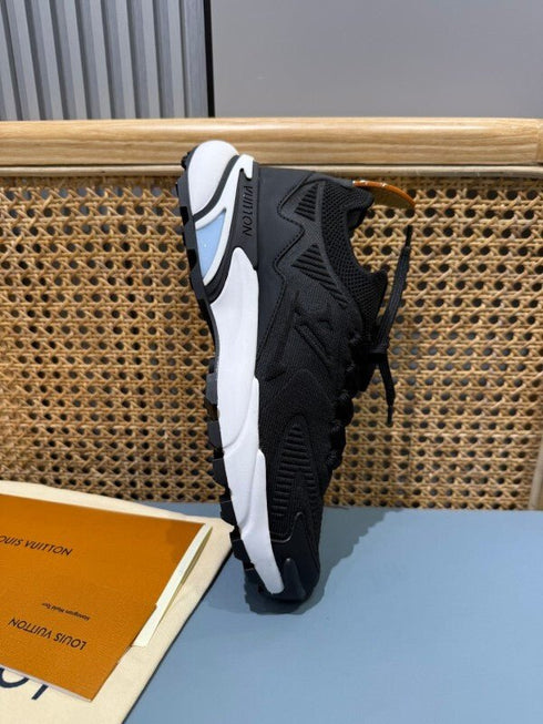 LOUIS V. - Sneaker LV Runner Tatic Black/white - Hanorio