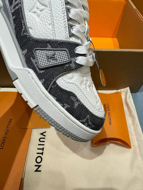 LOUIS V. - Sneaker LV Trainer – Gris Denim Monogram & Cuir embossé - Hanorio