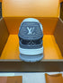 LOUIS V. - Sneaker LV Trainer – Gris Denim Monogram & Cuir embossé - Hanorio