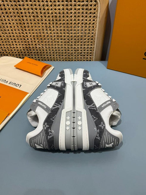 LOUIS V. - Sneaker LV Trainer – Gris Denim Monogram & Cuir embossé - Hanorio