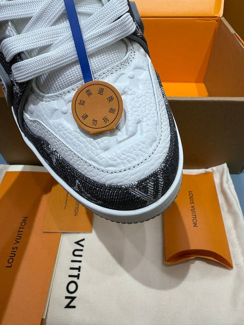 LOUIS V. - Sneaker LV Trainer – Gris Denim Monogram & Cuir embossé - Hanorio