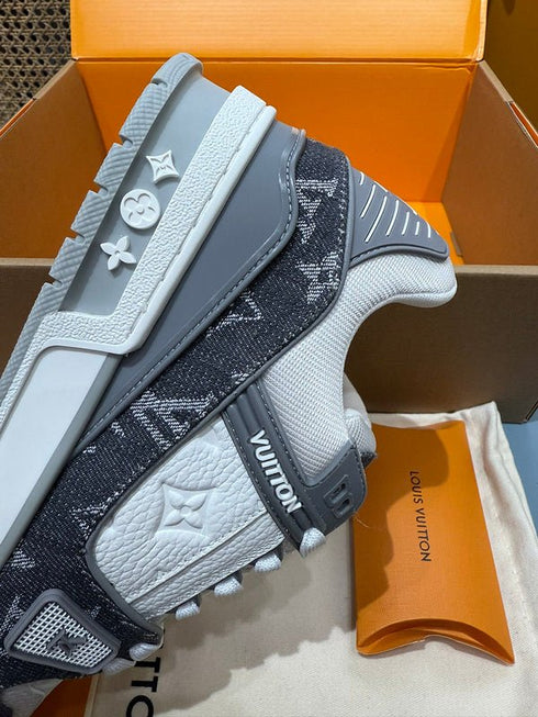 LOUIS V. - Sneaker LV Trainer – Gris Denim Monogram & Cuir embossé - Hanorio