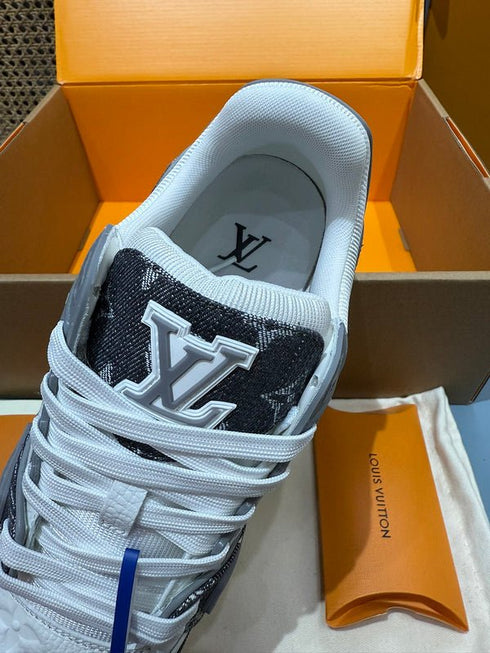 LOUIS V. - Sneaker LV Trainer – Gris Denim Monogram & Cuir embossé - Hanorio